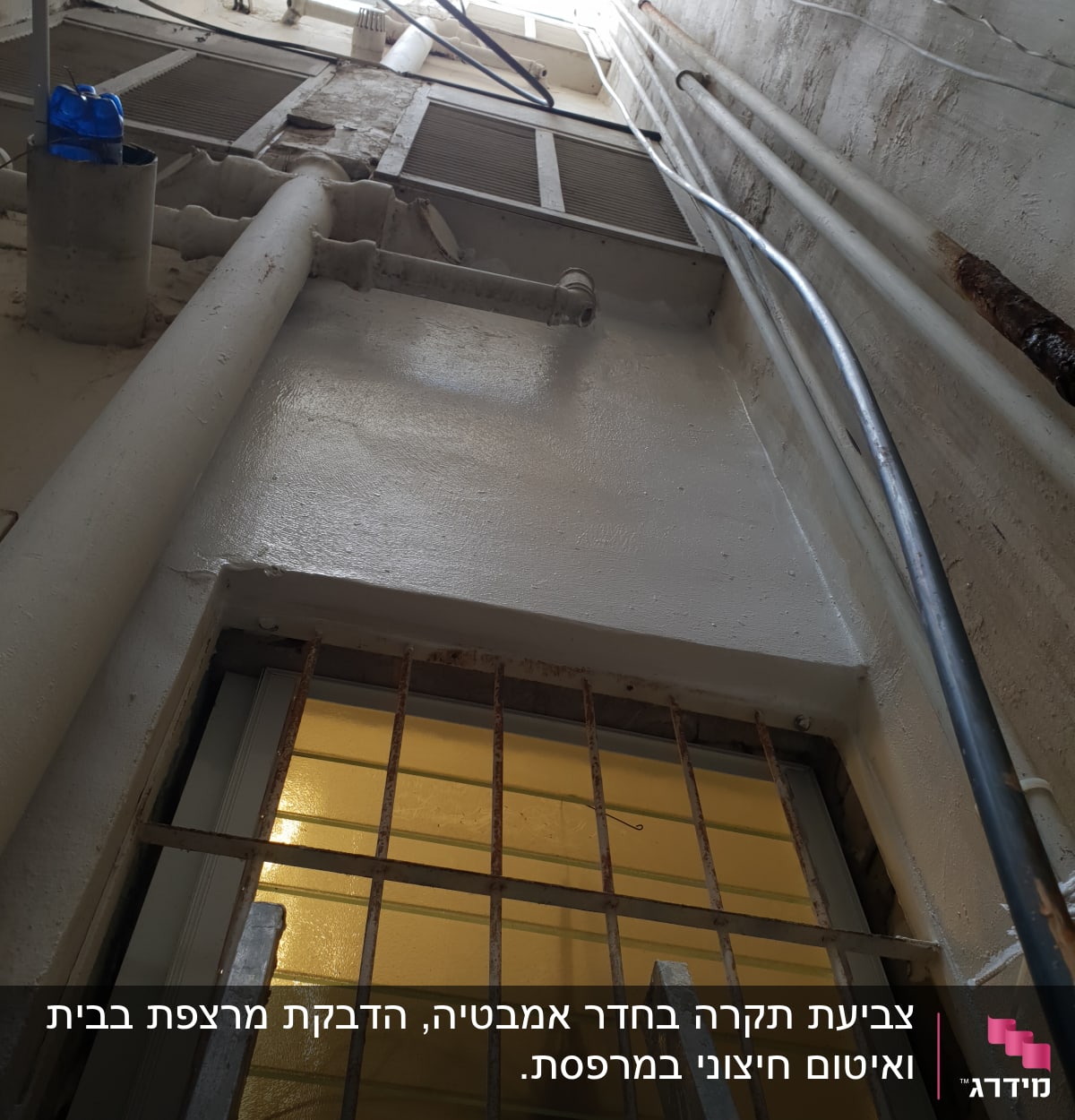 צינורות מתכת וקירות צבועים בשיפוץ